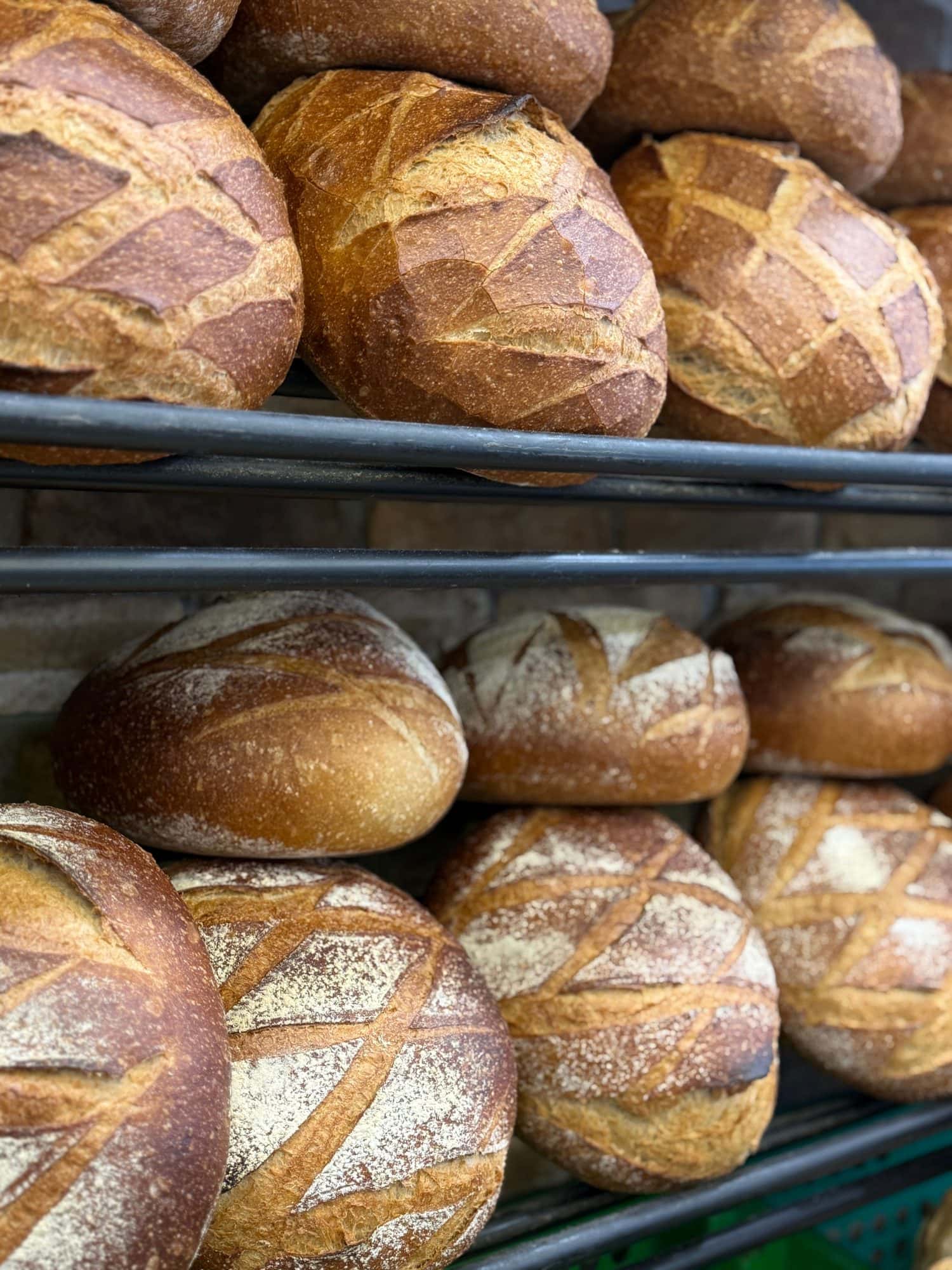 Gebakken broden met snijpatroon op de schappen van een bakkersrek