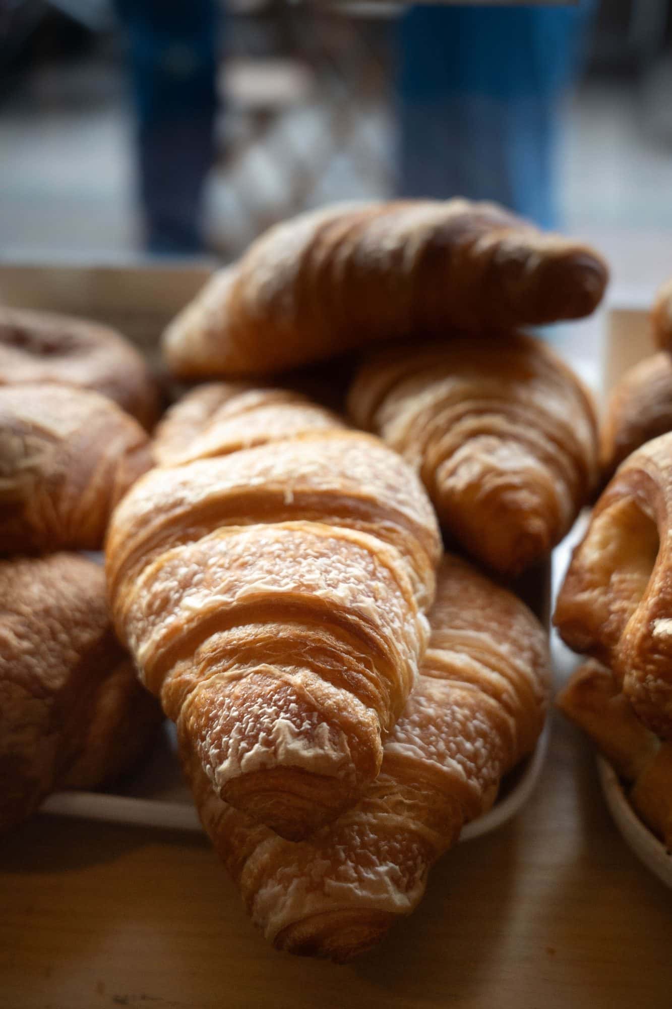 Gouden croissants in een bakkerijvitrine