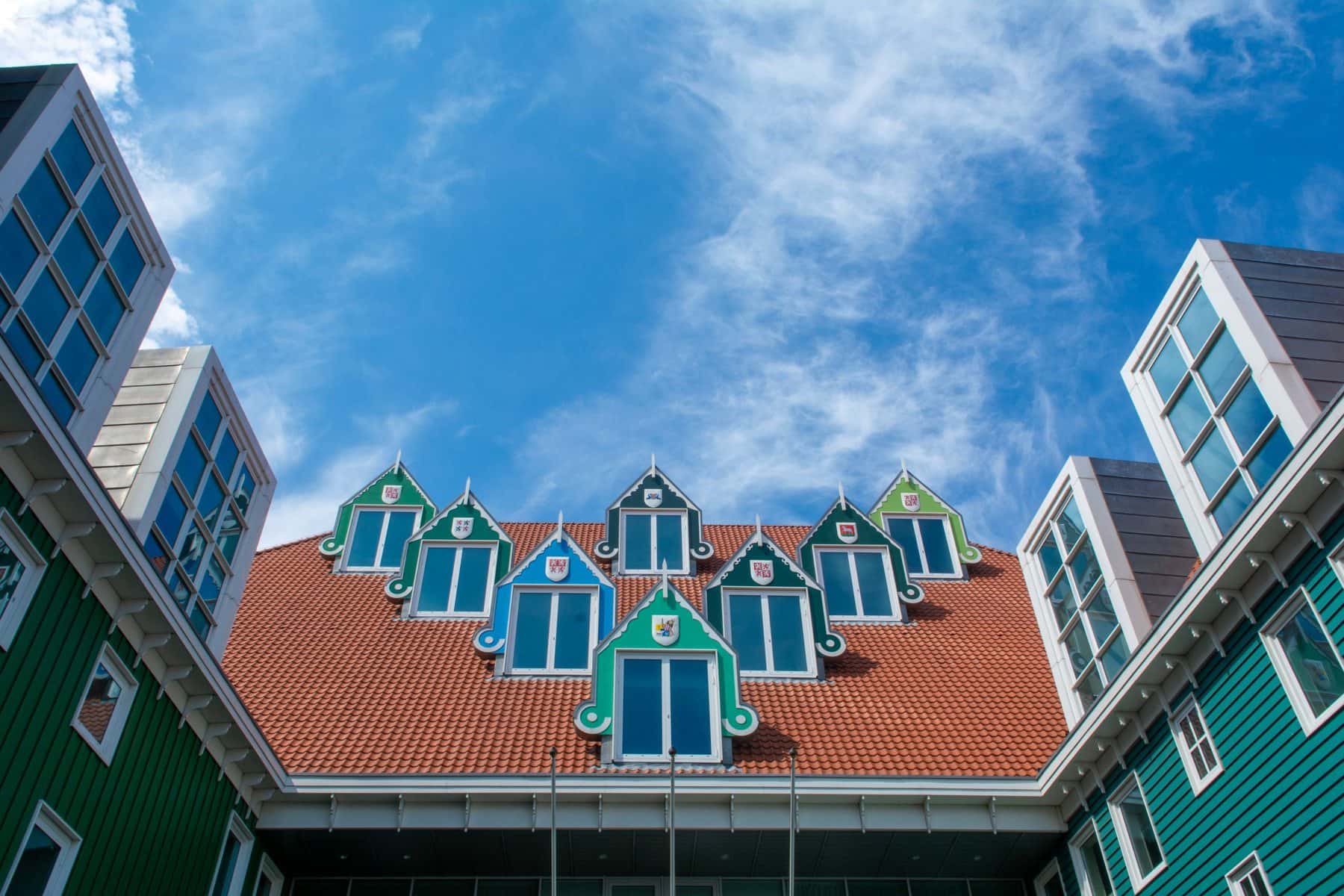 Dakkapellen met gekleurde gevels op het dak van een gebouw in Zaandam