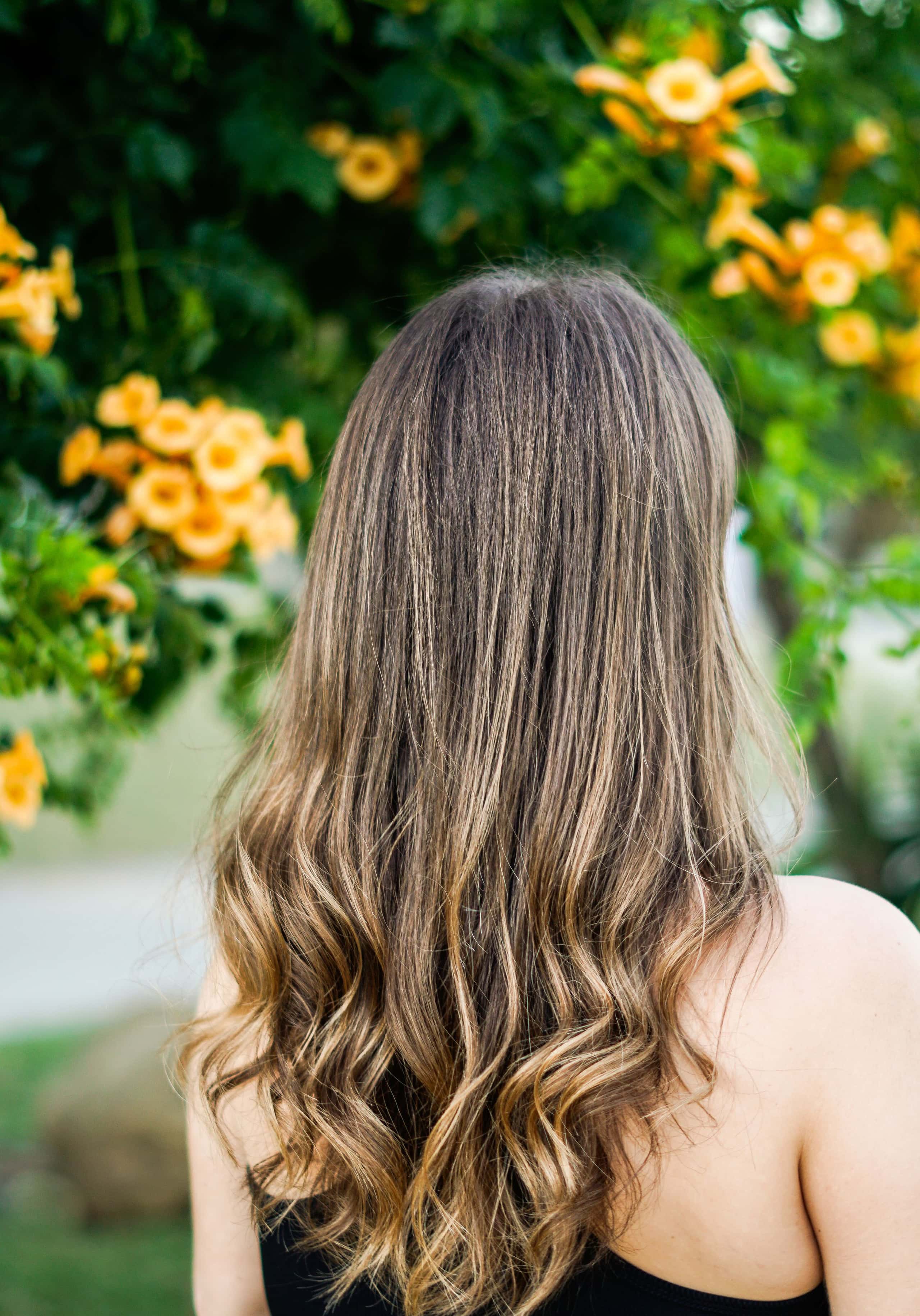 Lang haar van achteren met zachte, lichte balayage-lengtes en golven