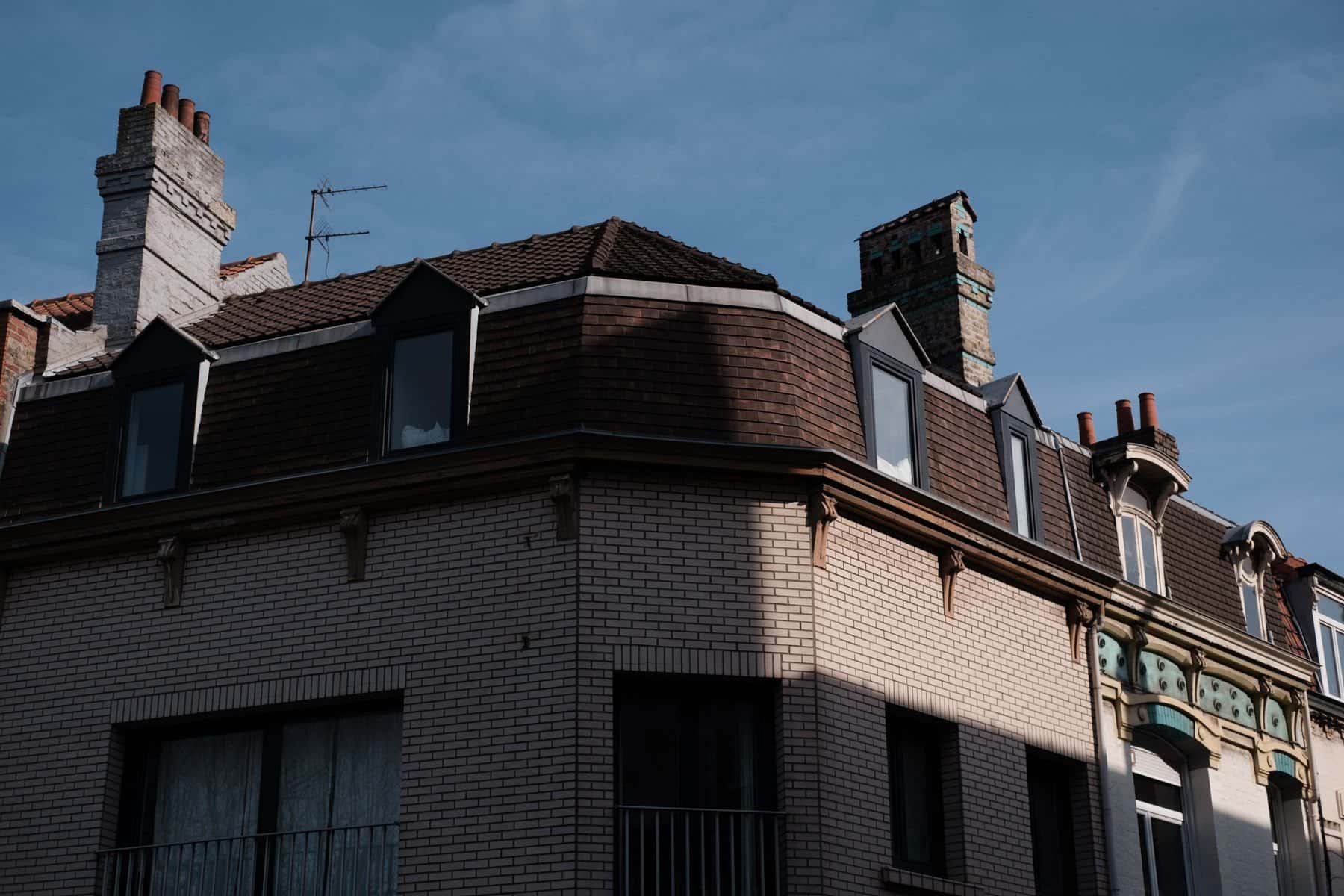 Dakkapellen op het pannendak van een hoekpand