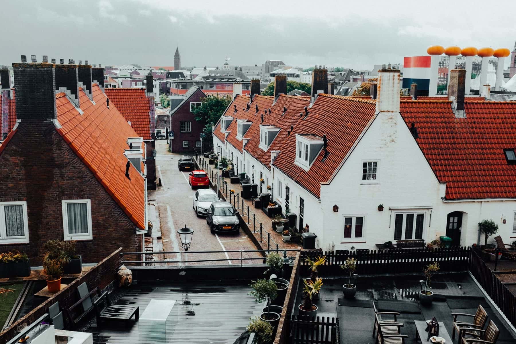 Straat met rode pannendaken en schoorstenen